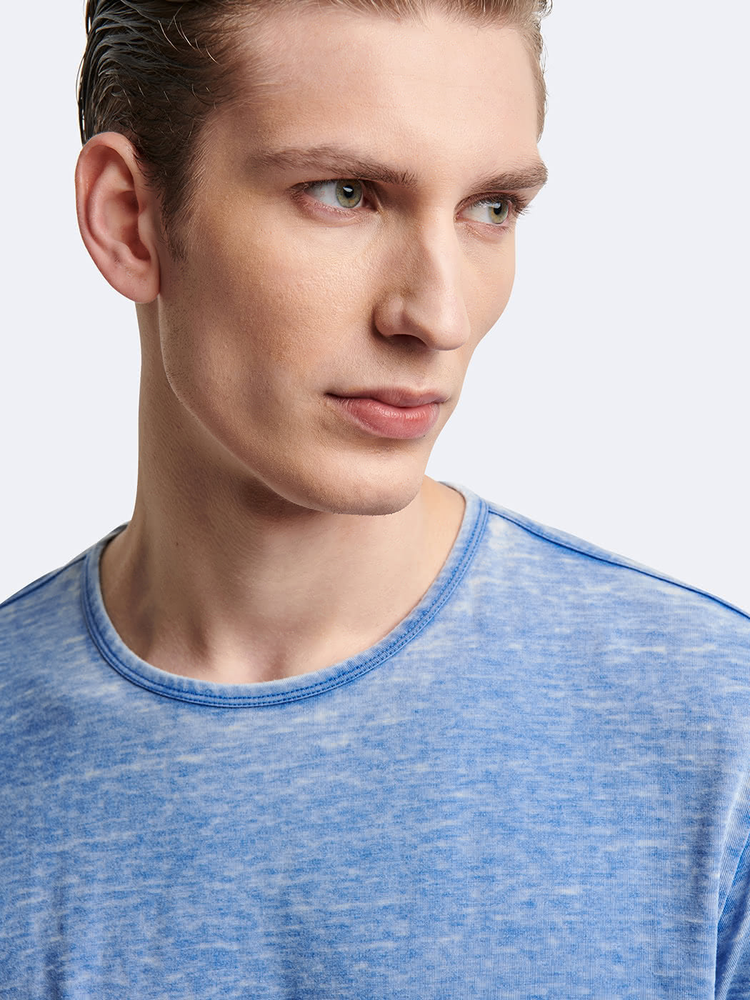 Portrait du mannequin portant le t-shirt effet jean délavé Devred adapté par Adapt & Joy, conçu pour offrir style, confort et facilité d’habillage aux personnes en situation de handicap ou seniors.