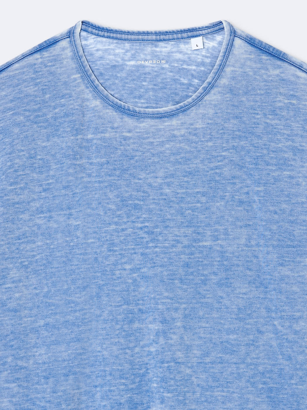 Zoom sur le t-shirt effet jean délavé Devred adapté par Adapt & Joy, montrant le détail du tissu et la finition pensée pour faciliter l’habillage des personnes en situation de handicap ou seniors.