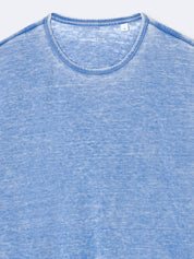 Zoom sur le t-shirt effet jean délavé Devred adapté par Adapt & Joy, montrant le détail du tissu et la finition pensée pour faciliter l’habillage des personnes en situation de handicap ou seniors.