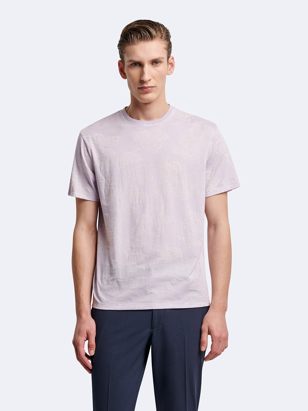 T-shirt fleuri à manches courtes et col rond Devred adapté par Adapt & Joy, offrant élégance, confort et facilité d’habillage pour les personnes en situation de handicap ou seniors.