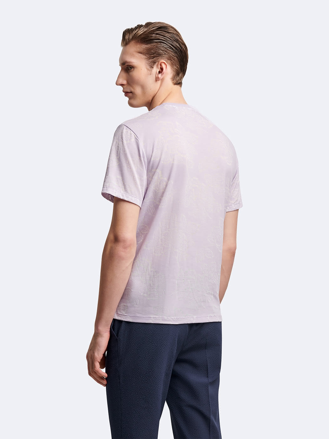 T-shirt fleuri à manches courtes et col rond Devred adapté par Adapt & Joy, offrant élégance, confort et facilité d’habillage pour les personnes en situation de handicap ou seniors.