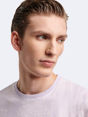 T-shirt fleuri à manches courtes et col rond Devred adapté par Adapt & Joy, offrant élégance, confort et facilité d’habillage pour les personnes en situation de handicap ou seniors.