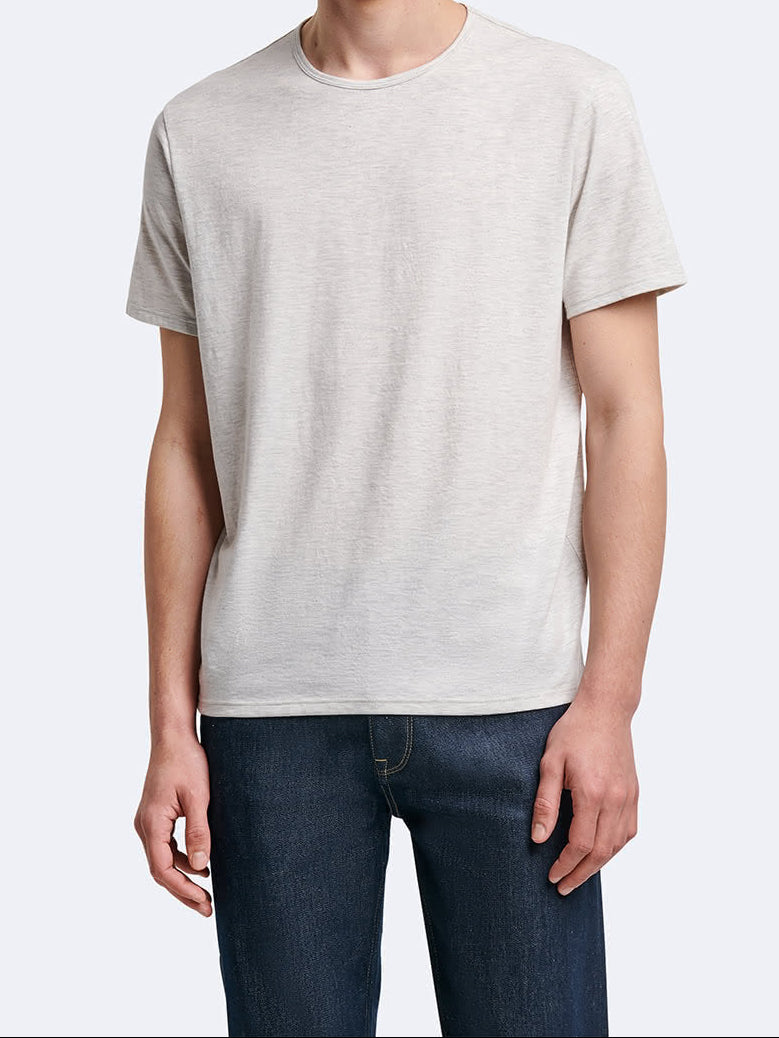 T-shirt uni à manches courtes Devred adapté par Adapt & Joy, alliant confort, style épuré et facilité d'habillage pour les personnes en situation de handicap ou seniors.