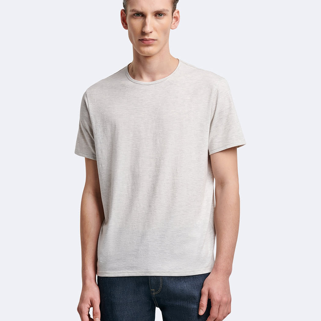 T-shirt uni à manches courtes Devred adapté par Adapt & Joy, alliant confort, style épuré et facilité d’habillage pour les personnes en situation de handicap ou seniors.