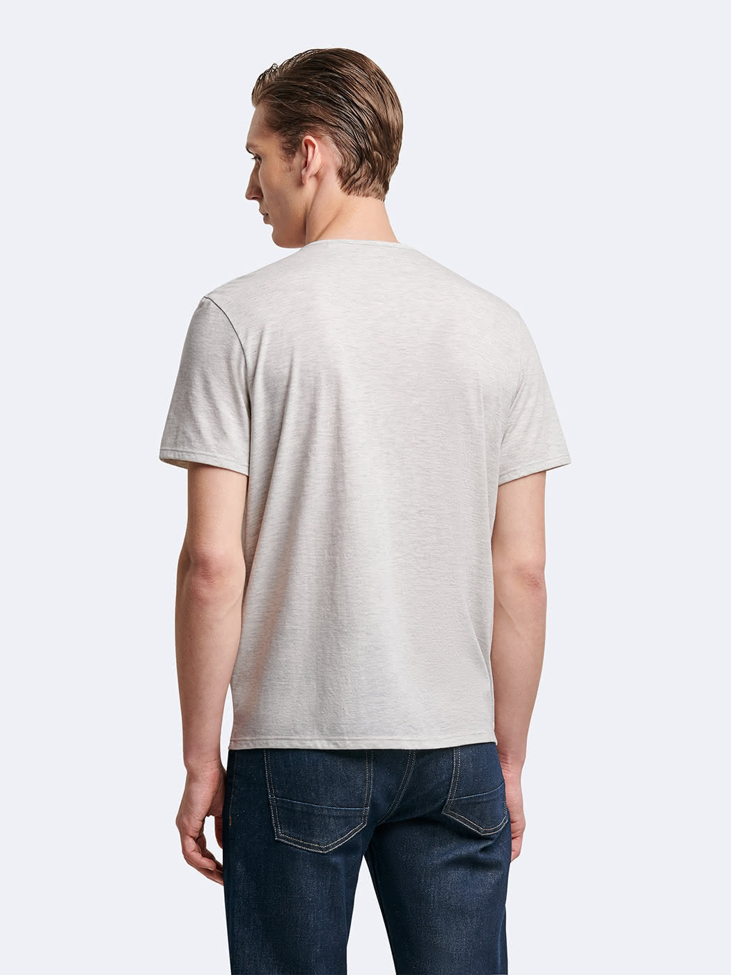 T-shirt uni à manches courtes Devred adapté par Adapt & Joy, alliant confort, style épuré et facilité d’habillage pour les personnes en situation de handicap ou seniors.