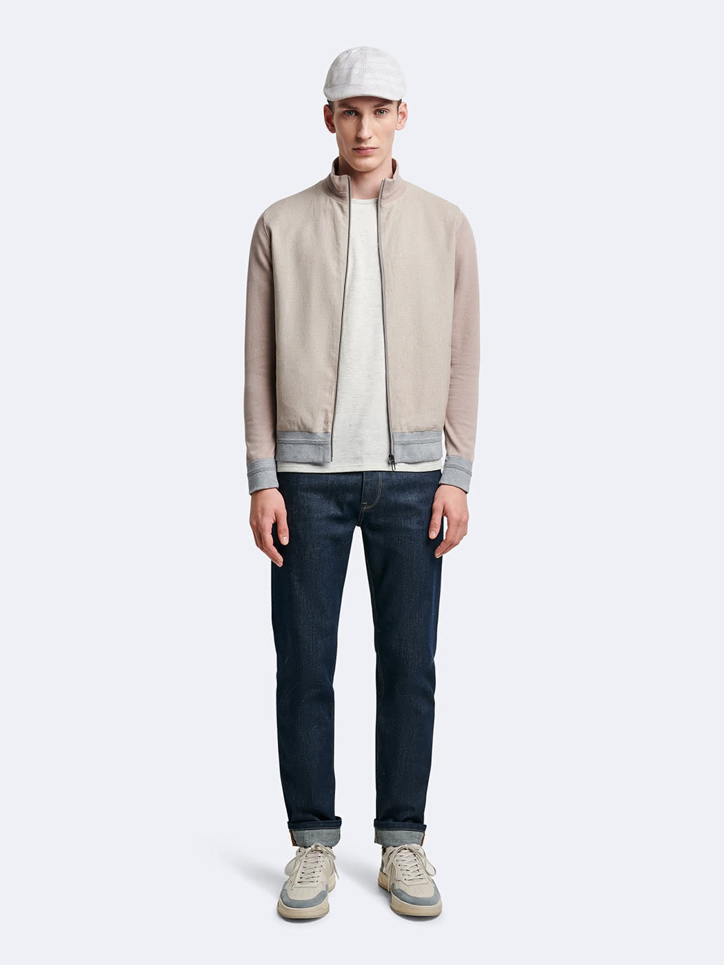 T-shirt uni à manches courtes Devred adapté par Adapt & Joy, alliant confort, style épuré et facilité d’habillage pour les personnes en situation de handicap ou seniors.