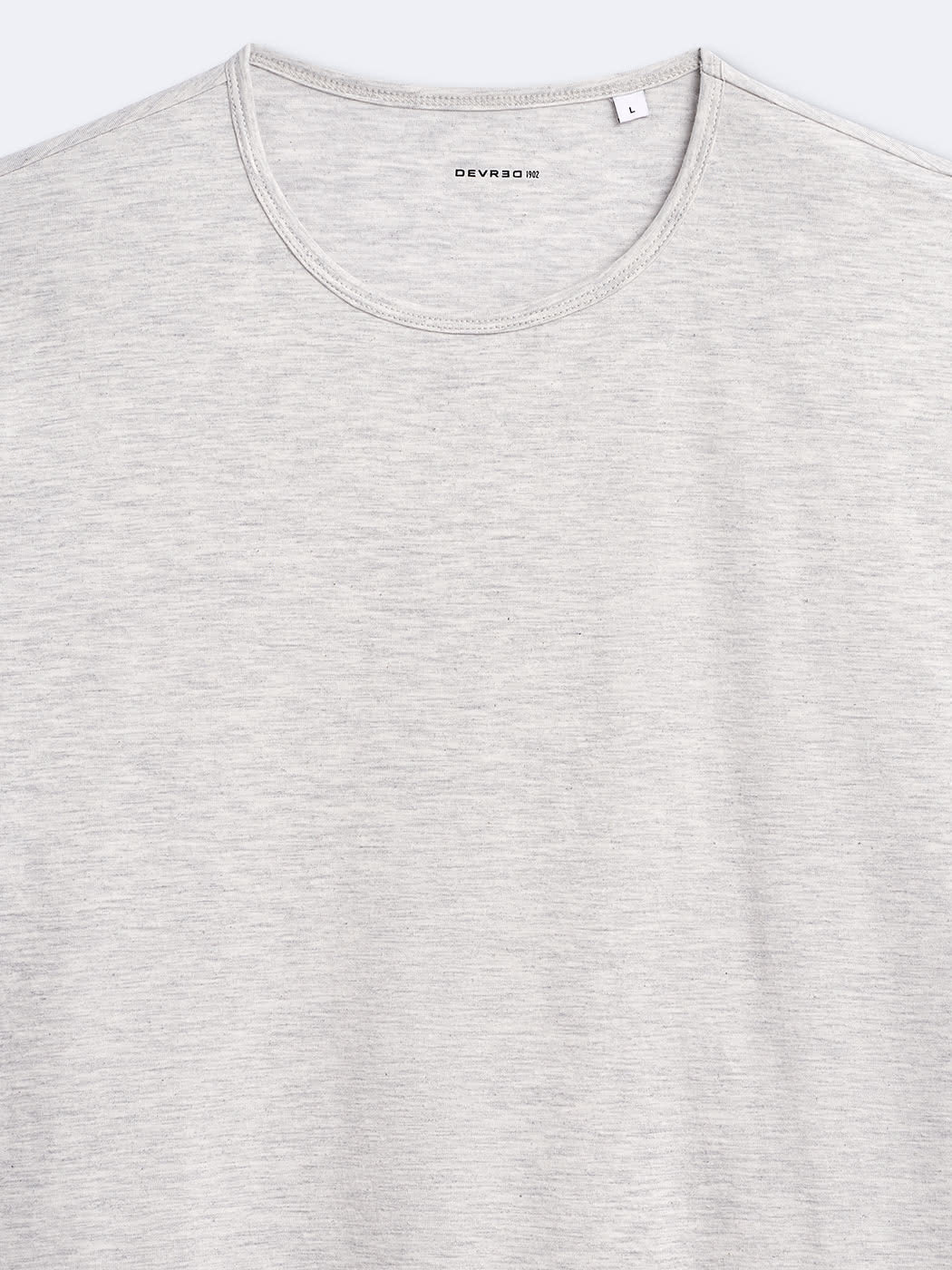 T-shirt uni à manches courtes Devred adapté par Adapt & Joy, alliant confort, style épuré et facilité d’habillage pour les personnes en situation de handicap ou seniors.