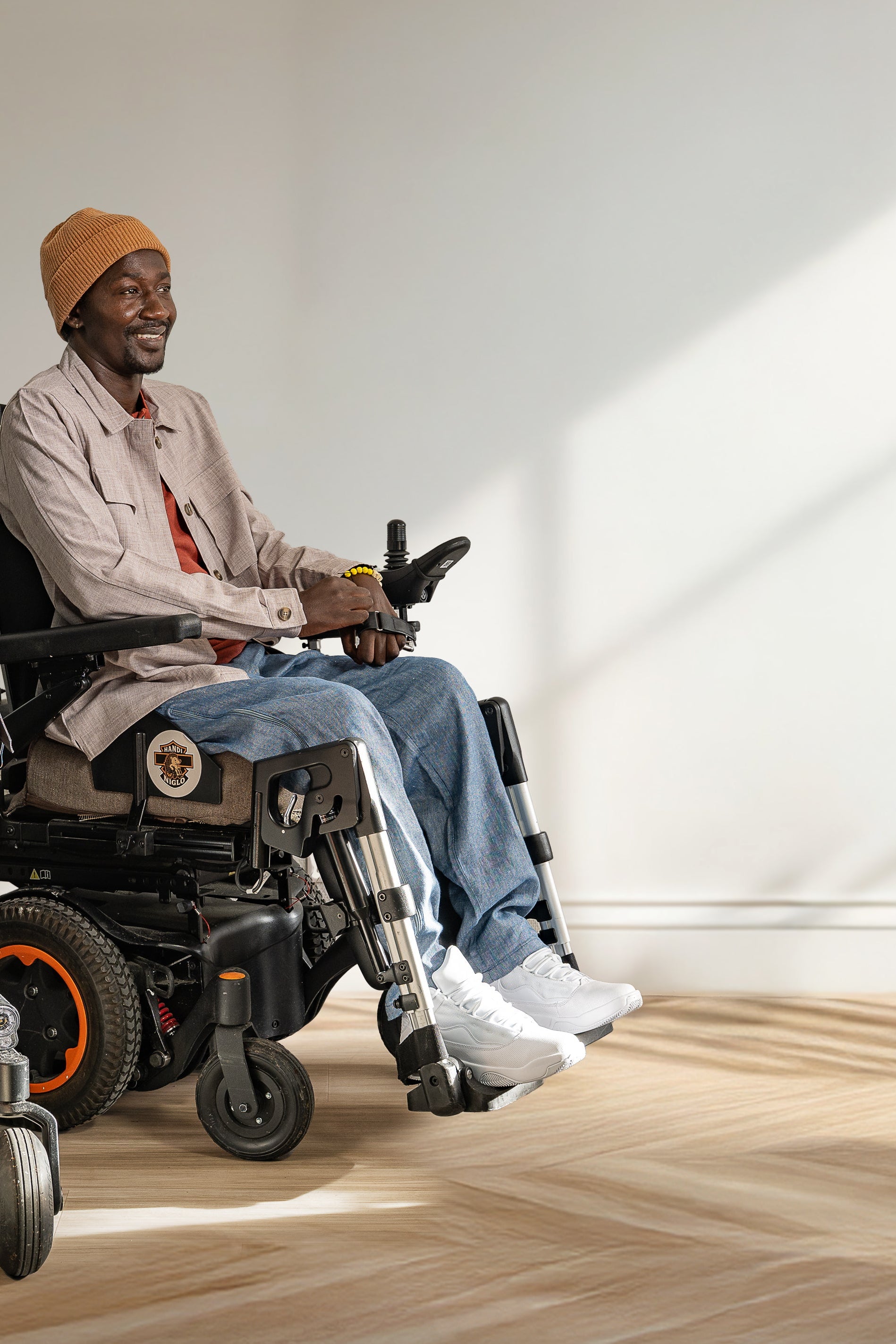 Personnes en fauteuil roulant portant des vêtements adaptés par Adapt & Joy, conçus pour faciliter l’habillage des personnes à mobilité réduite.